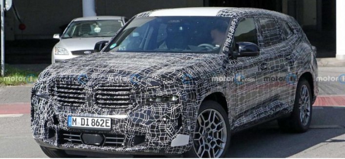 Компания BMW тестирует новый флагманский кроссовер XM 2023