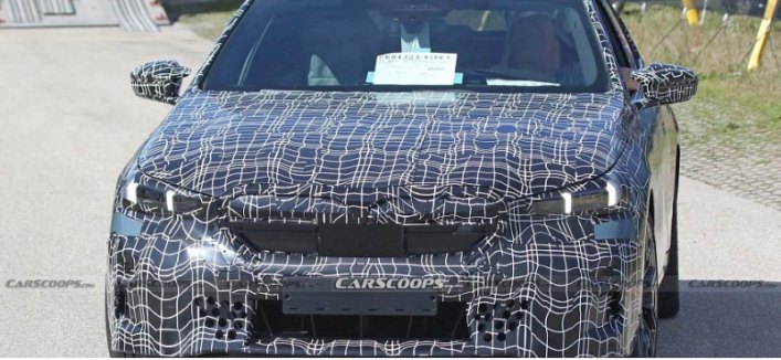 В Сети появились шпионские фотографии новых электрических кроссоверов BMW i5 и i5 M60