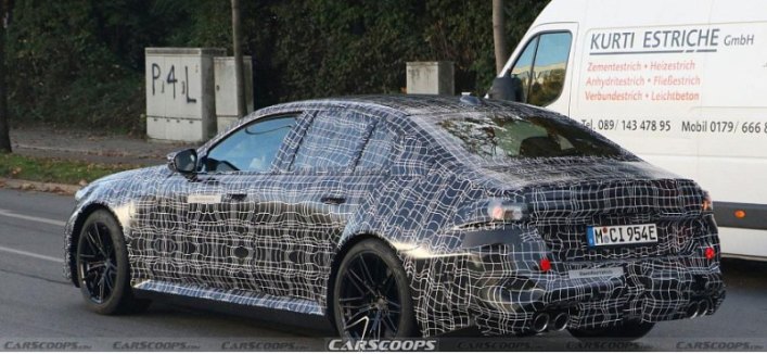 BMW M5 2024 года показал на шпионских фото новый спортивный руль и изогнутый дисплей