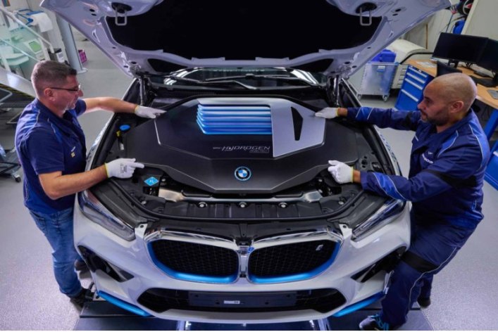Концерн надеется, что ее испытательный парк iX5 Hydrogen поможет понять, как люди используют…