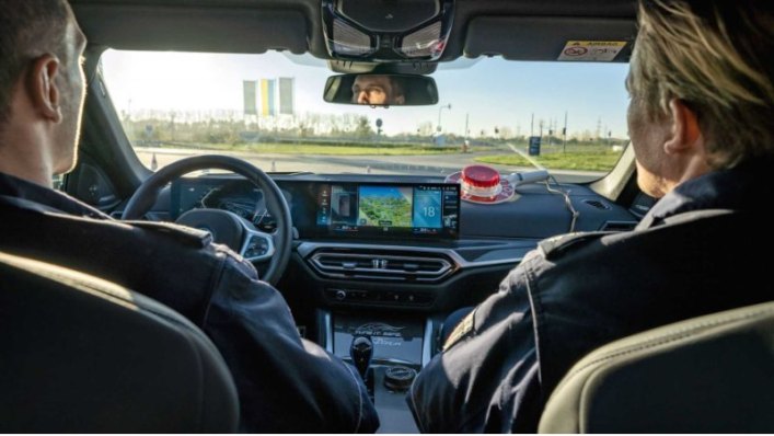 Так же, как BMW i4, настроенный AC Schnitzer, представленный в августе, концепт полицейского…