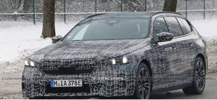 Фотошпионы запечатлели электрический BMW i5 2024 года в разных типах кузова
