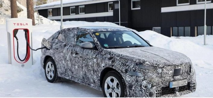 Обновленный кроссовер BMW iX2 2024 года запечатлели на шпионских фотоснимках у зарядной станции от…