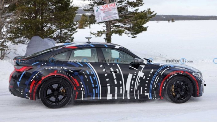 Это может показаться обычным BMW i4 M50 с ливреей BMW M, но это гораздо более интересный прототип,…