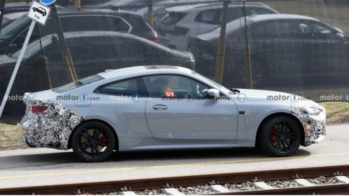 Один из прототипов M440i окрашен в матовую краску из индивидуального каталога под названием Frozen…