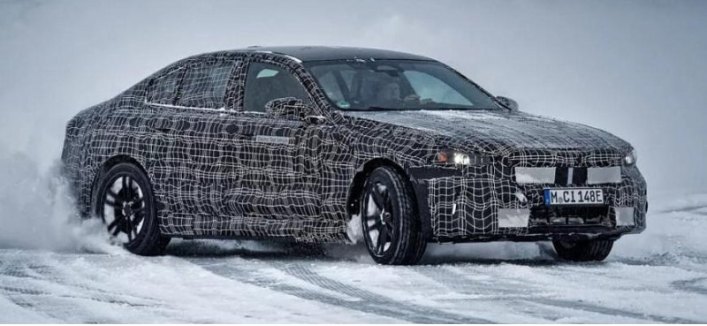 Новый электрический седан BMW i5 проходит снежные испытания в Швеции