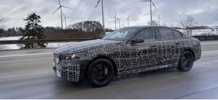 Компания BMW тестирует электрический седан BMW i5 2024 года