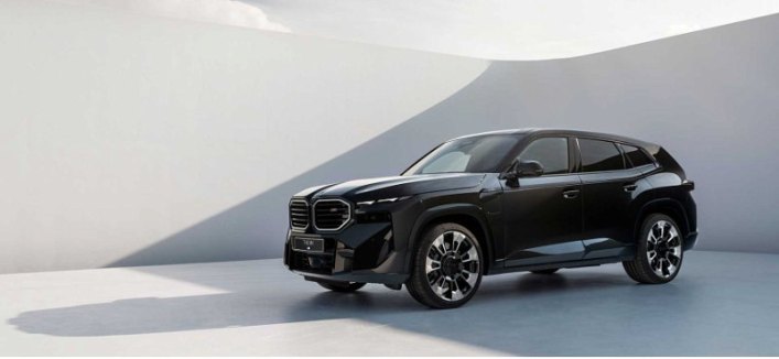 Компанию BMW раскритиковали за использование моделей и интернет-знаменитостей для продвижения BMW XM