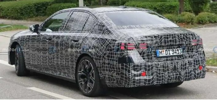 Перед официальной презентацией BMW 5-Series 2024 представили на фотографиях без маскировки