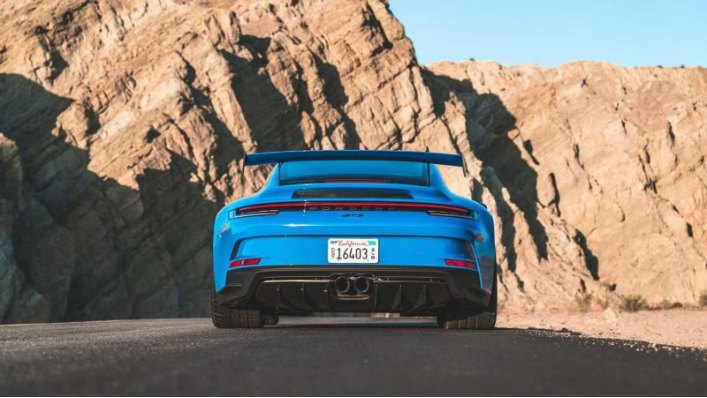 Напротив, это один из лучших серийных автомобилей Porsche. 911 GT3 с большим антикрылом сзади имеет…