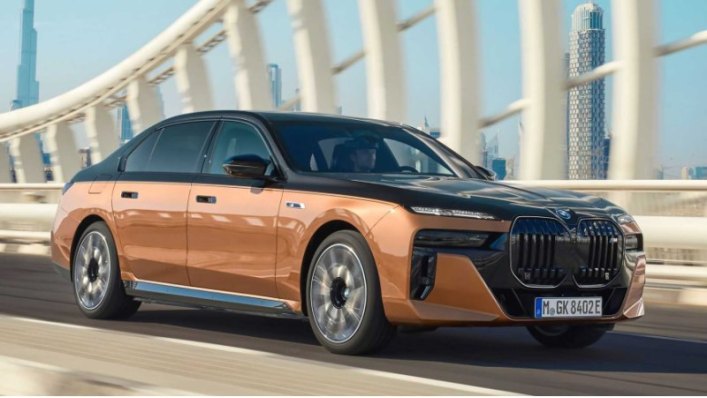 Наконец, аутсайдер группы — BMW i7 M50 xDrive. У него самая низкая мощность из трех автомобилей:…