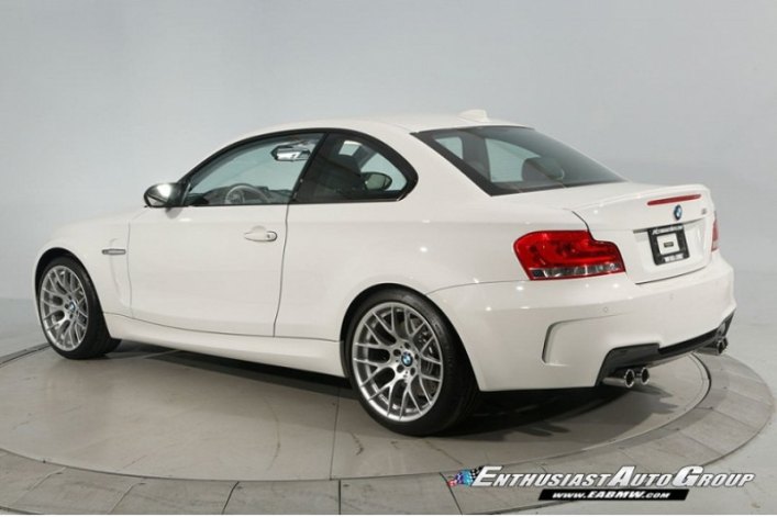 Под капотом BMW 1M скрывается мощный 340-сильный двигатель с двойным наддувом на три литра. В…