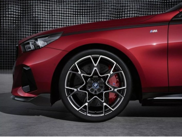 Также BMW предлагает приклеивающуюся крышку топливного бака M Performance, которую можно установить…