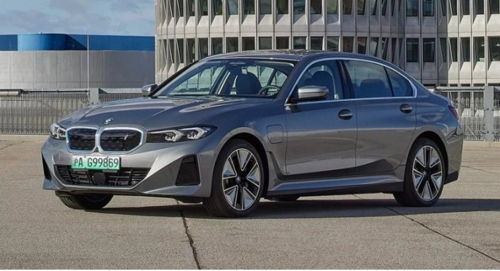 В прошлом году BMW уже представила i3 eDrive35L, полностью электрическую версию 3-Series, которую…