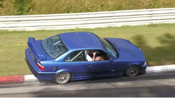 Однако для пилотов BMW это не совсем «праздник» крушения. Мы видим аккуратное управление…
