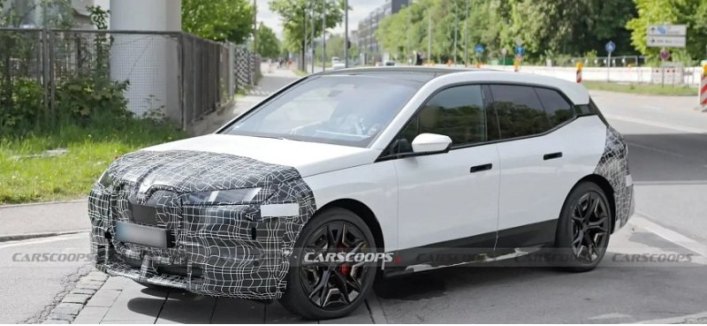Электрический BMW iX 2026 года получит сияющую фальшрадиаторную решетку