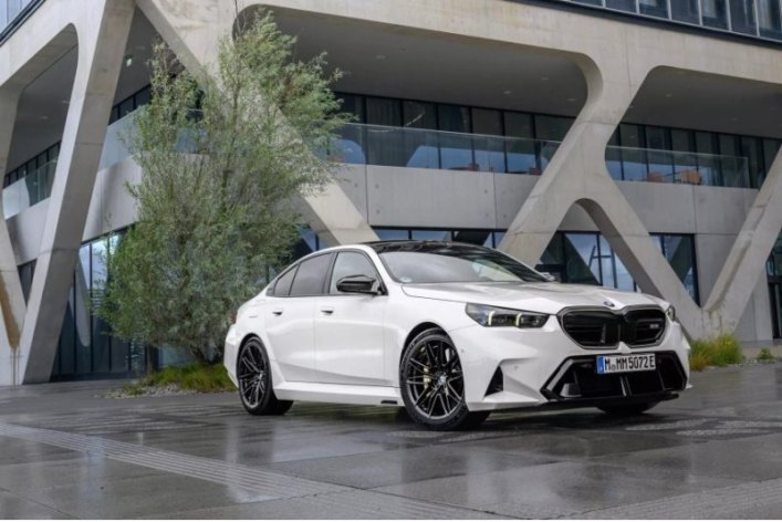 Новый BMW M5 наконец-то представлен, и автопроизводитель предлагает его в почти бесчисленном…