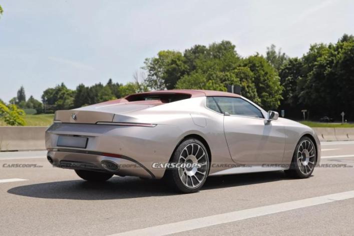 Оснащается новинка 4,4-литровым 625-сильным двигателем V8 от M8 Competition. С ним до сотни Skytop…