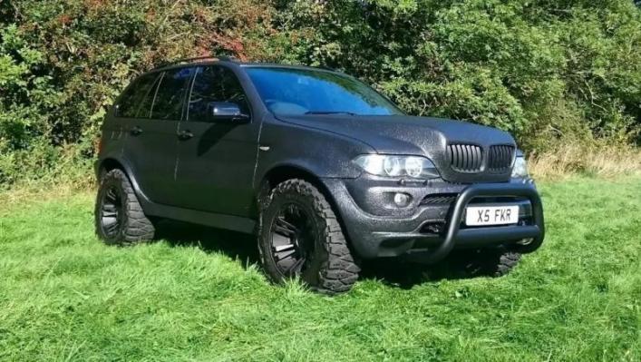 Кроссовер BMW X5 получил горб на «носу» и чешуйчатую краску кузова