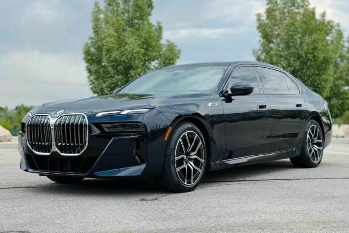 Почему цена на современную версию седана BMW 7 Series стремительно падает
