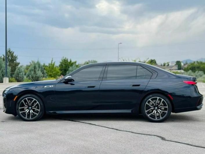Автомобиль приводится в движение V8 с двойным турбонаддувом мощностью 536 лошадиных сил (748 Нм).…