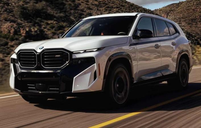 BMW «роняет» цену суперкроссовера XM: машина по-прежнему никому не нужна