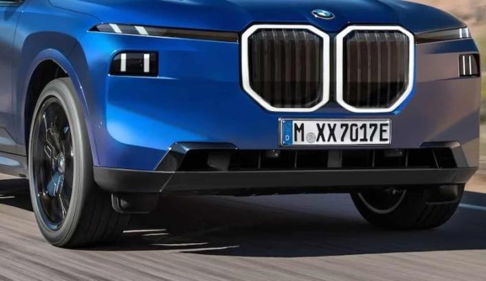Самый большой и роскошный кроссовер BMW показали в новом поколении