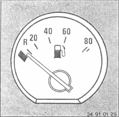Контрольная лампа загорается, когда в баке остается около 8 литров топлива.