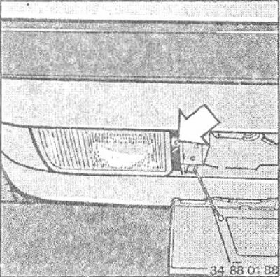 Слегка нажмите на патрон лампы, поверните его влево и вытащите. Извлеките лампу из патрона и…