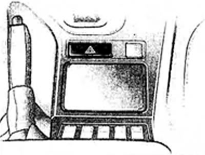 Подсветка кнопки периодически мигает при включенной сигнализации.