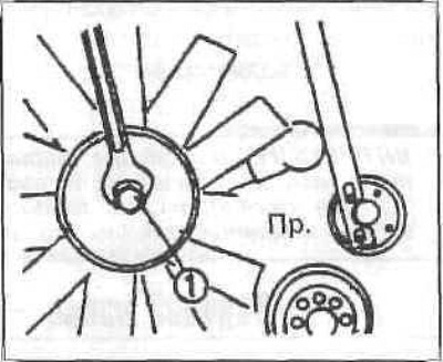 Scoateți ventilatorul. Pentru a face acest lucru, țineți roata curelei cu dispozitivul și…