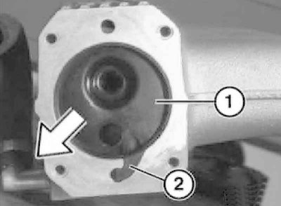 7. Slăbiți șuruburile (1) care fixează supapa de control a ventilației carterului (PCV) și…