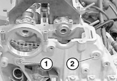 17. Выверните болт крепления звездочки распределительного вала впускных клапанов и снимите…