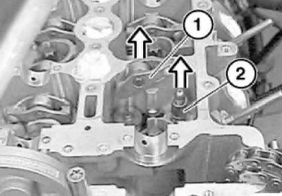 21. Снимите сначала распределительный вал впускных клапанов, а затем – вал выпускных клапанов.