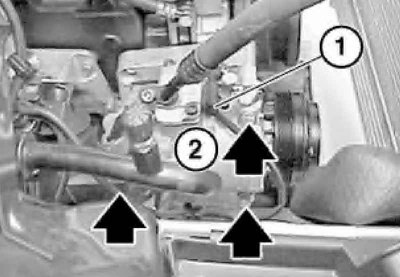 3. Scoateți generatorul (vezi capitolul Sistemele electrice ale motorului).