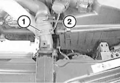 3. Одвојите конектор (1), олабавите стезаљку (2) и одвојите црево за воду. Уклоните експанзиони…