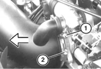 1. На моделях с системой АSC T отсоедините шланг (1), ослабьте хомуты (2) и снимите рукав…