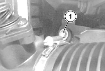 1. Отсоедините шланг, идущий к клапану регулировки оборотов холостого хода (IAC). Ослабьте хомут…