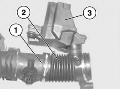 2. Выверните болт (1), разъедините разъем датчика MAF и снимите верхнюю секцию воздухоочистителя…