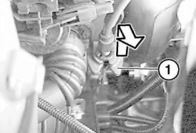 3. Wyjmij przepływomierz powietrza (patrz rozdział Wyjmowanie i instalowanie obudowy filtra…