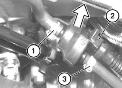 1. Motorral felszerelt modelleken M60 az üzemanyagtartály szellőzőszelepe az 1–4. számú hengerek…