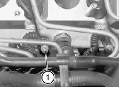 2. La modelele cu motor M67 cy, capac motor decorativ; la alte modele, scoateți galeria de admisie…