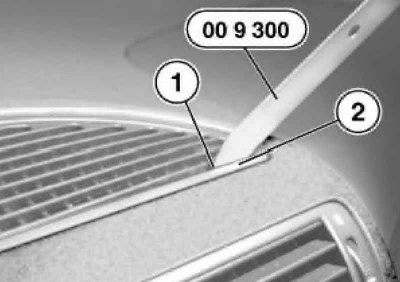 5. Deconectați cablul de antrenare al clapetei de control al temperaturii aerului.