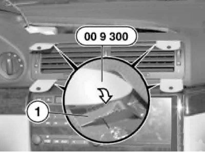 10. Închideți deflectorul, apăsați-l ușor în sus și introduceți ambele unelte nr. 00 9 300 de jos…