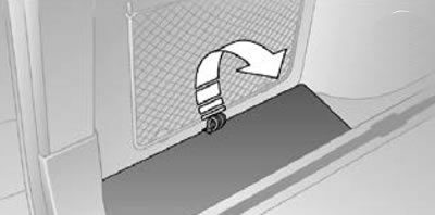 Шоферский инструмент находится в багажном отделении с левой стороны в специальном отсеке.