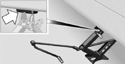 2. Вращая кривошипную рукоятку, заведите консоль домкрата в прямоугольное гнездо опоры.