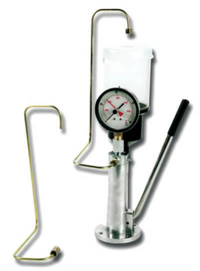 Под распылитель форсунки необходимо подставить мерный сосуд (мензурку).