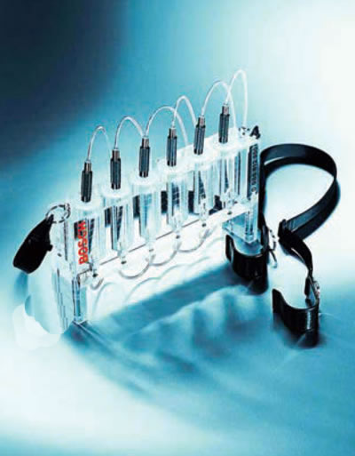 Под распылитель форсунки необходимо подставить мерный сосуд (мензурку).