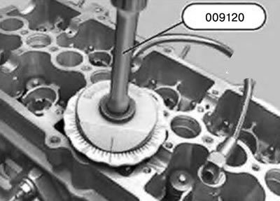 Примечание. Для затяжки на заданный угол использовать приспособление 009120.