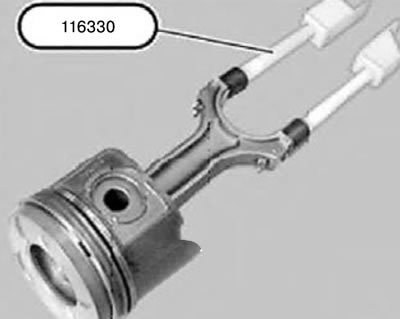 13. Вставить в шатун приспособление 116330.